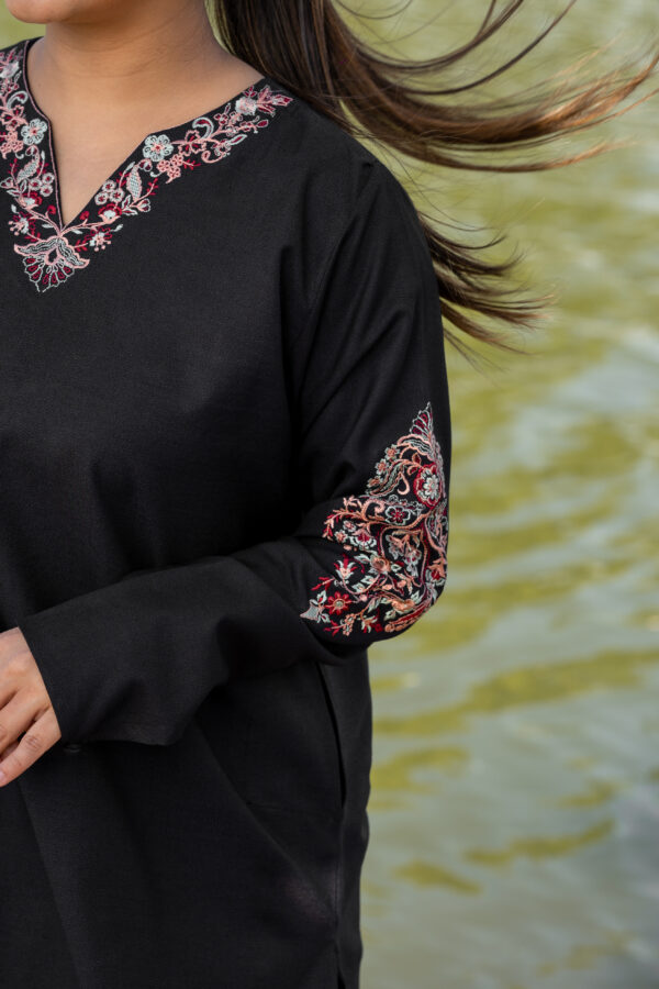 DUSK - Embroidered neckline & delicate motifs - Image 2