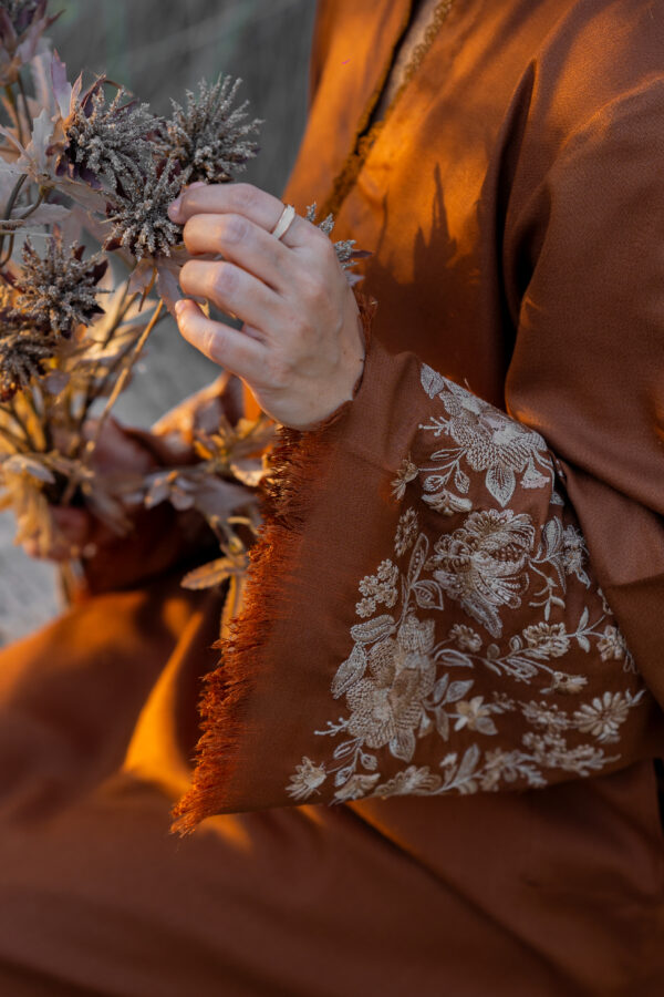 LATTEA - A camel-hued outfit with intricate sleeve embroidery. - Image 4