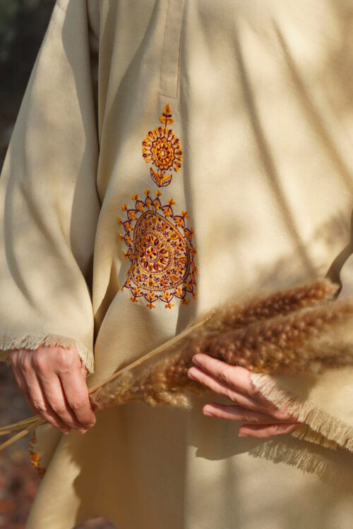 Sand Dune – Beige outfit with a chic motif adorning the shirt