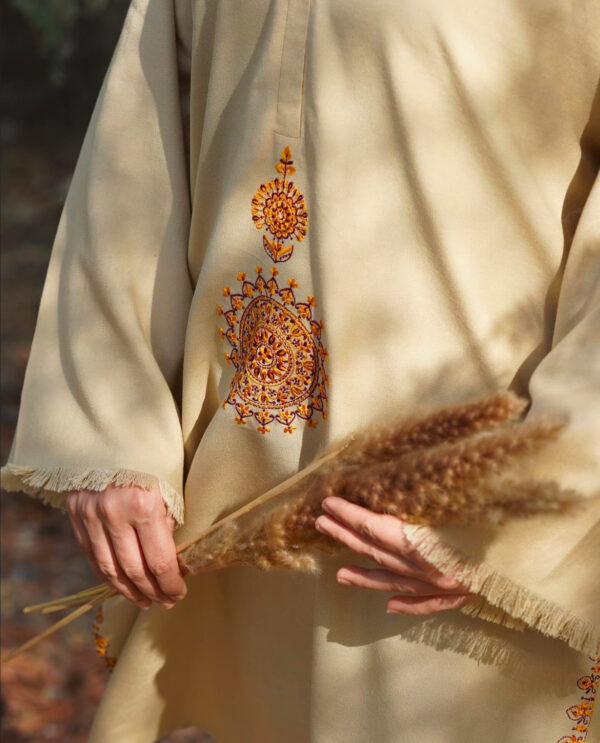 Sand Dune - Beige outfit with a chic motif adorning the shirt