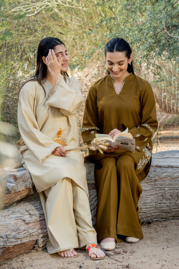 Sand Dune - Beige outfit with a chic motif adorning the shirt - Image 3